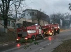 В Новороссийске загорелся автомобиль и дом,а после пожарные попали в ДТП