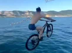 Экстрим на пляже: в Новороссийске подростки ныряют в море прямо на велосипедах