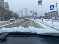 Новороссийск завалило снегом: на дорогах гололед, жители опоздали на работу 