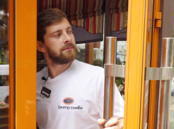 Заставил официантку краснеть: комик из Новороссийска превратился в менеджера ресторана