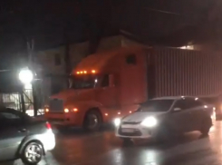 Вечная проблема: большегрузы мешают новороссийцам спать и занимают половину дороги