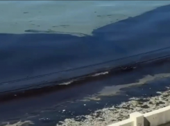 Ситуация в Туапсе: море — в мазуте, берег — в чёрная полоса