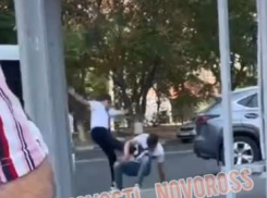 Водитель и пассажир маршрутки подрались на остановке в Новороссийске 