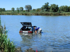 Спасатели из Новороссийска выловили авто из озера