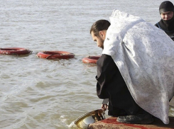 Купание новороссийских моряков контролировали священники и водолазы противодиверсионного отряда