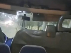 «Нет водителя!»: В Новороссийске безрассудный маршрутчик бросил пассажиров на железной дороге 