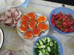 Самодельную икру предлагают новороссийцам на улицах города 