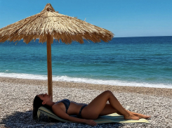 Теневой бизнес: жительнице Новороссийска не дали бесплатно отдохнуть под тентом на пляже 