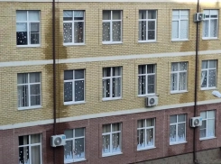 В школе Новороссийска вода бежит по стенам