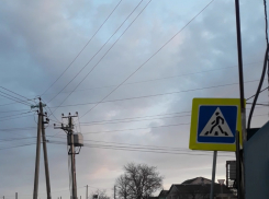 В станице под Новороссийском есть пешеходный переход в никуда