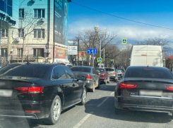 «Почти час без движения»: Новороссийск встал в предпраздничную пробку