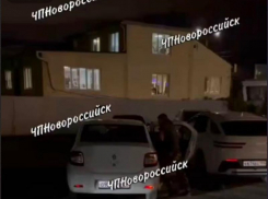 В Новороссийске в центре города неизвестные пытались насильно усадить человека в машину