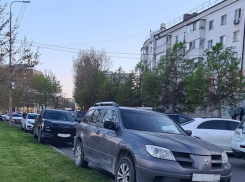 Новороссийцы припарковали машину прямо на газоне