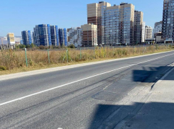 Прямо перед домом новороссийцам нарисовали сплошную 