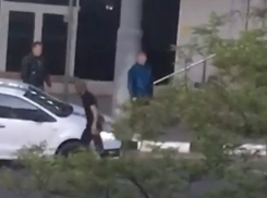 «Вы все для меня враги»: в центре Новороссийска неизвестный в балаклаве утроил стрельбу