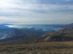 Погода в Новороссийске ясная, но немного ветреная