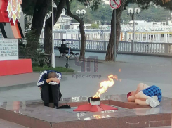Неизвестные мужчины уснули у мемориала вечного огня в Геленджике 