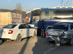 Две легковушки воткнулись в туристический автобус на въезде в Новороссийск