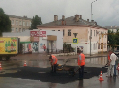 Укладка асфальта в дождь становится традицией в Новороссийске