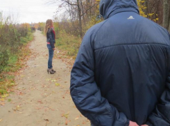 В Новороссийске неадекватный мужчина пристает к женщинам и требует деньги