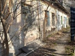Могут ли жильцы аварийного барака рассчитывать на несколько квартир: в администрации Новороссийска ответили 