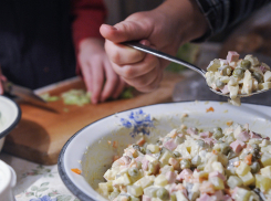 Роспотребнадзор рассказал, чем опасны новогодние салаты