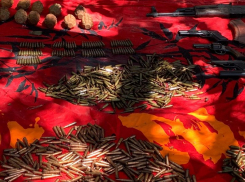Гранаты, патроны и револьвер: мошенник из Новороссийска организовал склад боеприпасов в гараже 