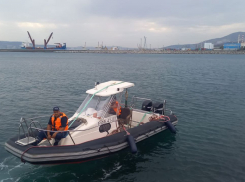 Унесенные морем: в Новороссийске едва не утонули двое парней