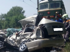 Поезд, следовавший в Новороссийск, раздавил иномарку