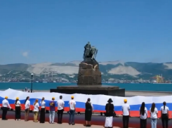 Новороссийцев с Днем России поздравили из космоса, мэрии и Кремля