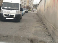 «Позор!»: ремонт дороги в Новороссийске снова откладывается