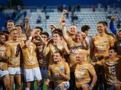  Футболисты, тренеры и болельщики ликуют: «Черноморец» одержал победу