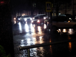 Улицы плывут: Новороссийск заливает дождем 
