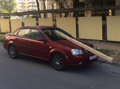 Огромный брус упал на автомобиль с незаконной стройки в Новороссийске