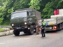 Под Туапсе парализовало движение: на дороге разлилось масло
