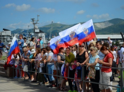 3700 новороссийцев вышли на праздничный митинг 