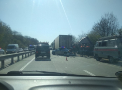 Авария с участием ДПС и трёх грузовиков произошла на Волчьих воротах