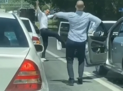 Что еще делать в пробке: в Новороссийске двое мужчин танцевали лезгинку прямо на дороге