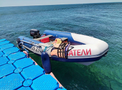 Девушку на сапе унесло в море с пляжа в Новороссийске