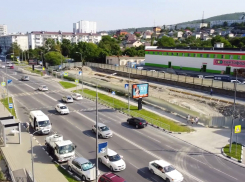 Бетонное «благоустройство» наблюдают из окон жители 13 микрорайона