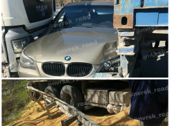 Под Новороссийском два большегруза «зажали» между собой BMW 