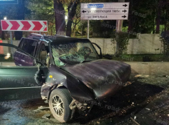 Страшная авария: в Новороссийске машина влетела в бетонное ограждение