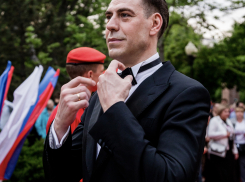 А где артист? Дмитрий Дюжев отличился на красной ковровой дорожке в Новороссийске 