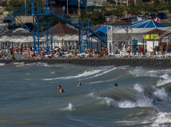 С пляжей Новороссийска исчезли урны и скамейки