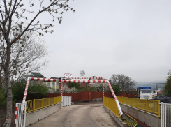 Водитель в Новороссийске сломал арку моста и уехал