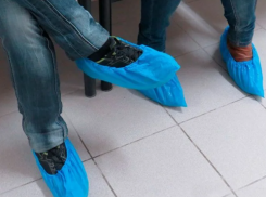 Бахилы – больше грязи: почему в Госдуме хотят отказаться от «чехлов для ног»