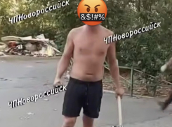 В Новороссийске мужчина с палкой нападал на людей: полиция выясняет обстоятельства