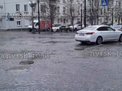 В центре Новороссийска дождём выбило крышки люков