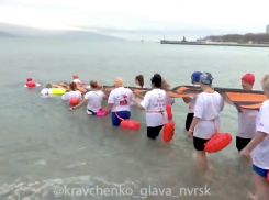 В Новороссийске прошел массовый заплыв с 12-метровой георгиевской лентой 