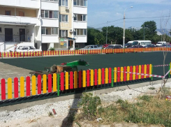 Новороссийцы думали, что детскую площадку ломают, а оказалось - чинят